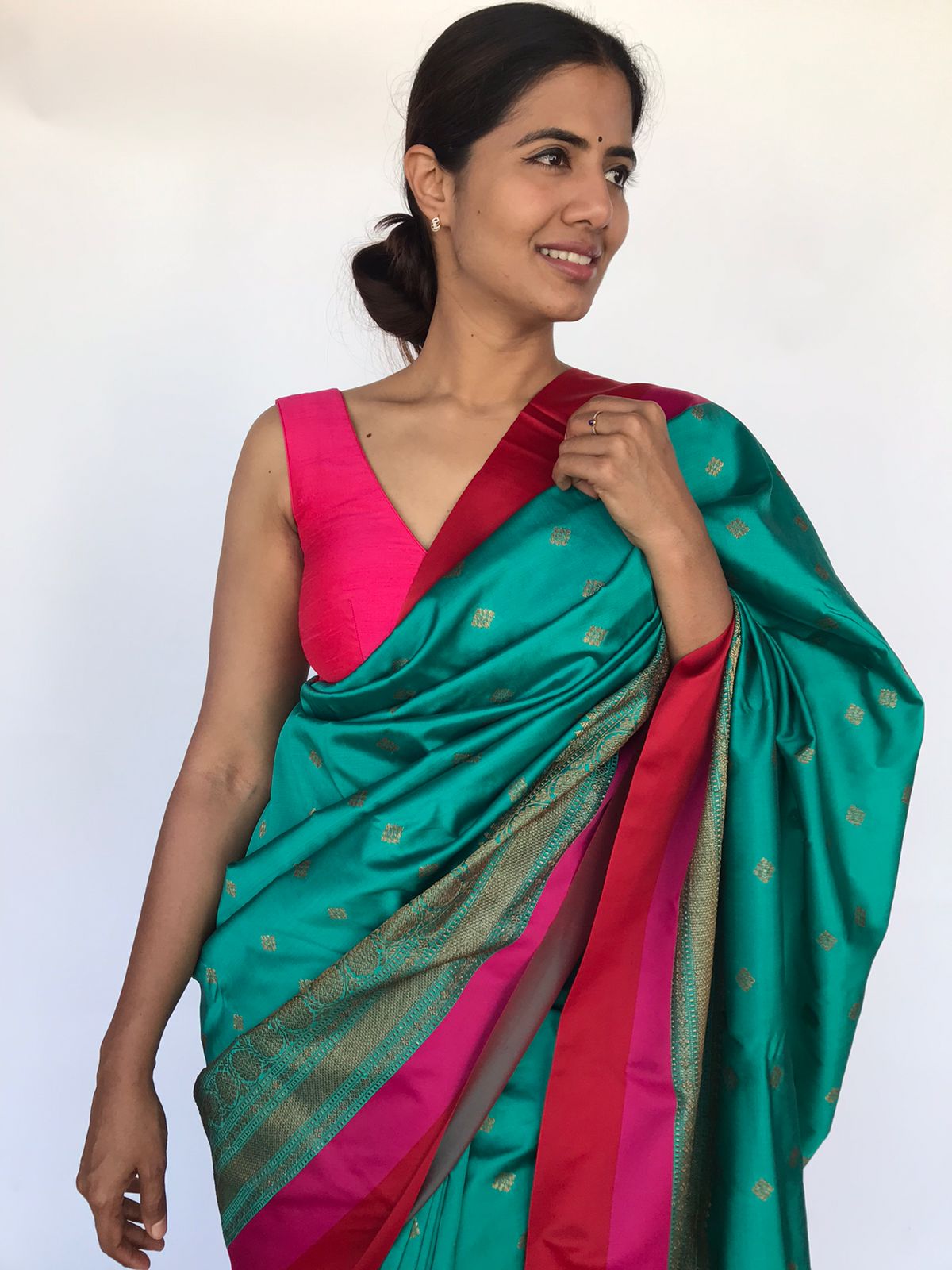 Which types of sarees must one wear for a wedding party?